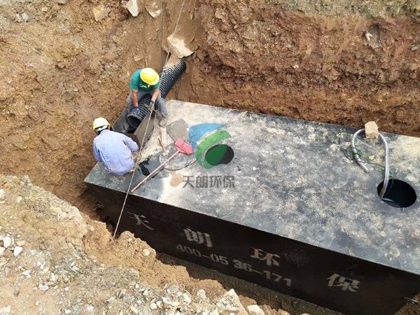 中國華電集團廣西風力發(fā)電站一體化設(shè)備安裝現(xiàn)場